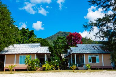 Güneş plajıplajda plaj bungalov - Tayland tatil arka plan