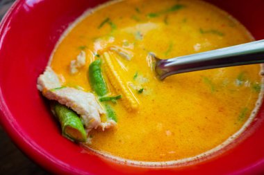 Rustik masada pirinç ile Tay sarı köri çorbası