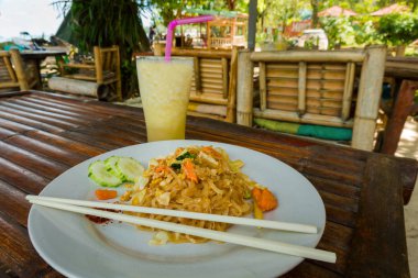 Tavuk, havuç, arpacık ve salatalık ile Pad tay erişte.