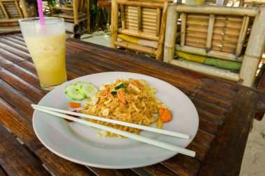 Tavuk, havuç, arpacık ve salatalık ile Pad tay erişte.