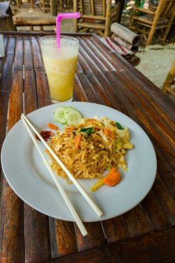 Tavuk, havuç, arpacık ve salatalık ile Pad tay erişte.