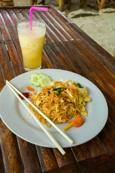 Fideos tailandeses con pollo, zanahoria, chalotes y pepino . — Foto de Stock