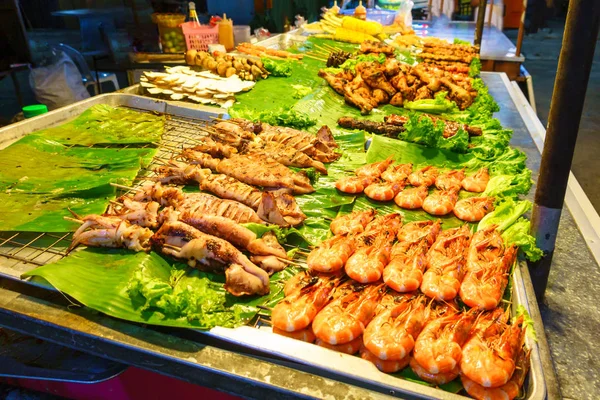 Parrilla de mariscos en el mercado callejero en Tailandia . — Foto de Stock