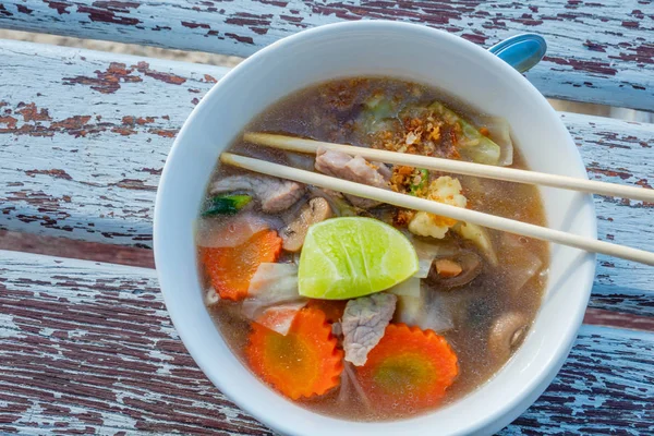 Sopa de legumes misturada picante tailandesa com camarão comida de rua asiática — Fotografia de Stock