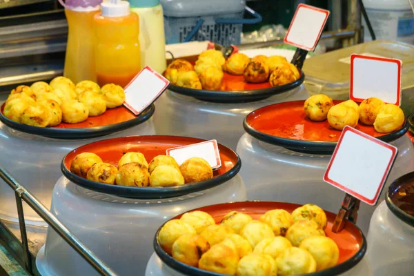 Handgemaakte Thaise snack knapperige pannenkoeken (Khanom Buang). — Stockfoto