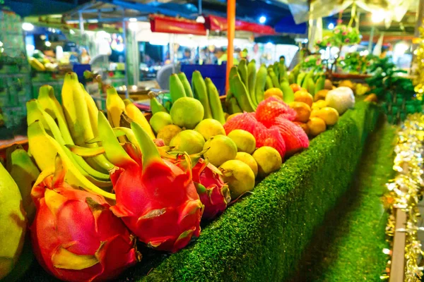 Frutas tropicales en el mercado nocturno en Tailandia — Foto de Stock