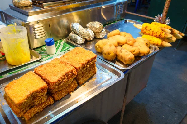 Pražená sladká bramborová a sladká kukuřice, pouliční jídlo v Thajsku. — Stock fotografie