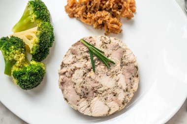 Kızarmış lahana ve brokoli ile ev yapımı tavuk jambon