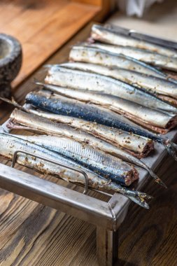 Limon ve otlar üst görünümü ile sigara için bir ızgara üzerinde Ham saury