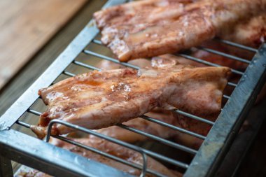 Lezzetli kalamar Barbekü pişmiş sarımsak sosu ile marine