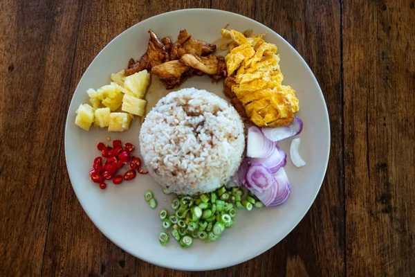 Arroz frito con tofu y pollo, vista superior, fondo oscuro. Hea. — Foto de Stock