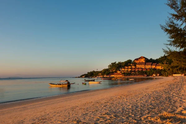 Coucher de soleil coloré sur le lagon de mer et voilier sur une île tropicale — Photo