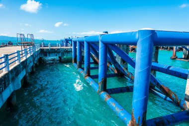 Endüstriyel iskelede gemilerin demirleme için demir direk.