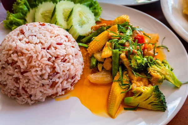 Comida picante tailandesa, cerdo frito y arroz y maíz — Foto de Stock