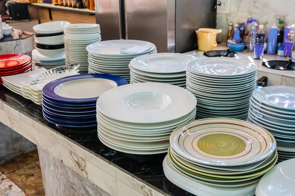 Empilement de plats nettoyés dans une salle de restaurant — Photo