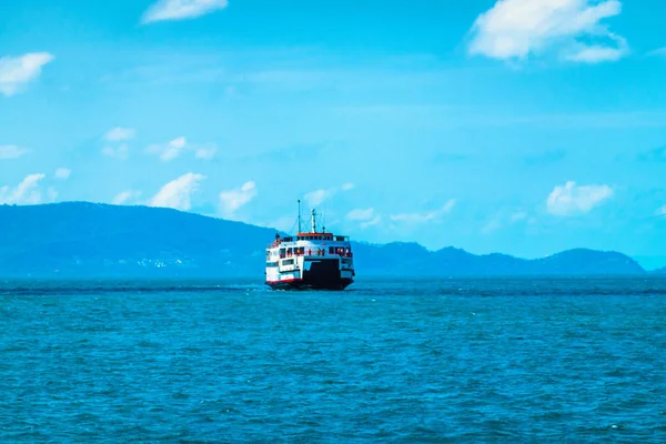 Transbordador de coches en Tailandia que une las islas con el continente —  Fotos de Stock