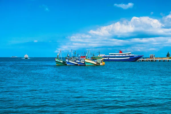 Fishing boat parking near fisherman floating wooden house in the — Stock Photo, Image