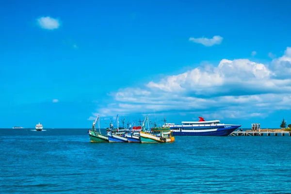 Fishing boat parking near fisherman floating wooden house in the — Stock Photo, Image