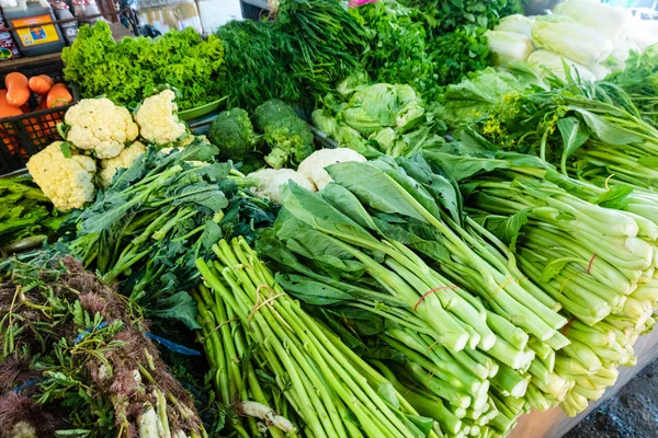 Традиційний азіатський ринок. Фрукти та овочі у фермерів Стокове Фото