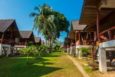 Tropik Tayland egzotik bungalov için yürüyüş yolu
