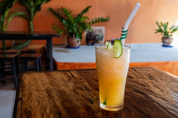 Verre de jus d'orange avec glace sur fond bois rustique — Photo