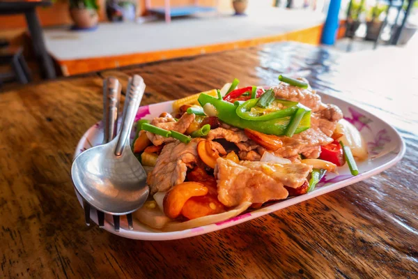 Ensalada de cerdo picante con verduras, comida asiática, Tailandia — Foto de Stock