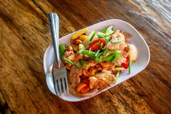 Ensalada de cerdo picante con verduras, comida asiática, Tailandia —  Fotos de Stock