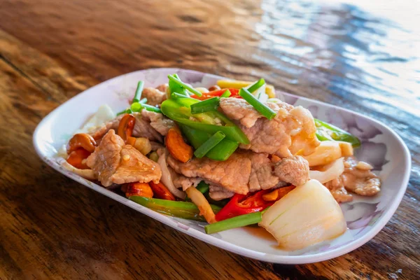 Würziger Schweinesalat mit Gemüse, asiatischem Essen, Thailand — Stockfoto