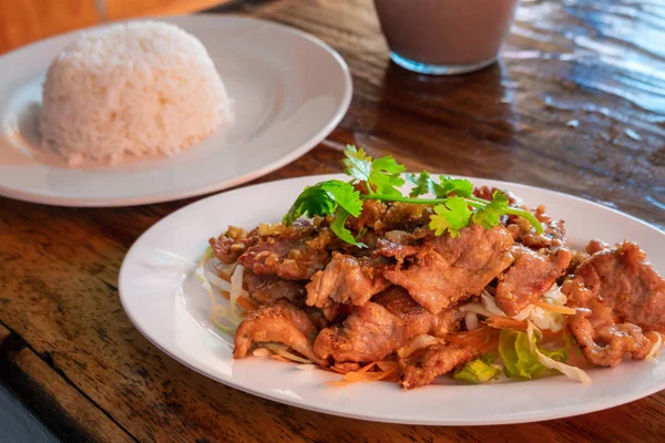 Ensalada de cerdo picante con verduras, comida asiática, Tailandia — Foto de Stock