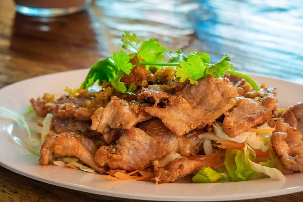 Würziger Schweinesalat mit Gemüse, asiatischem Essen, Thailand — Stockfoto