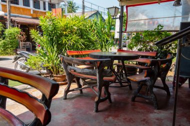 Tarrece kafede masa ve sandalyeler