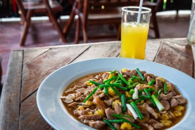 Istiridye soslu sebze ile kızarmış domuz karıştırın