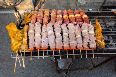 Metal şiş üzerinde yemek ızgara kebap. Ba pişmiş kavrulmuş et