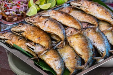 Tayland Taze pazarda Sokak Gıda, Deep Fried Kurutulmuş Balık