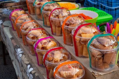 Satmak için plastik paket sunulan Tay tatlılar çeşitli