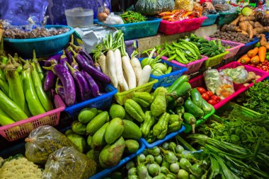 Çiftçi pazarında taze sebzeler