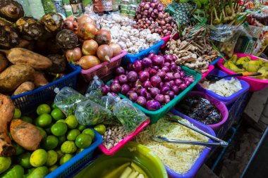 Çiftçi pazarında taze sebzeler