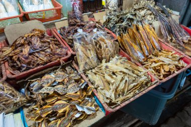 Asya'nın yerel yemekleri .pazarda satılan kuru balık