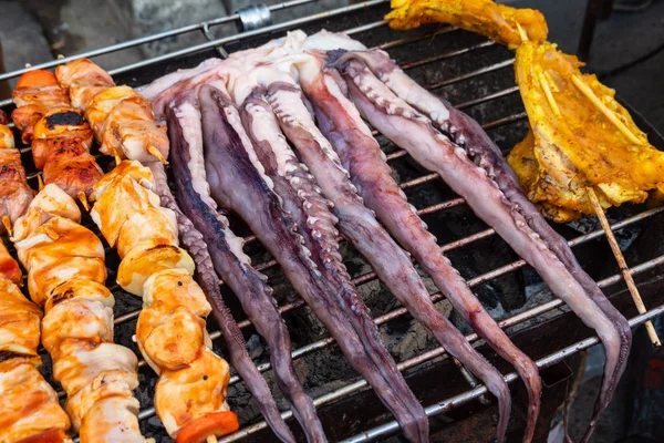 S chobotnicí a krevetky na grilování BBQ — Stock fotografie