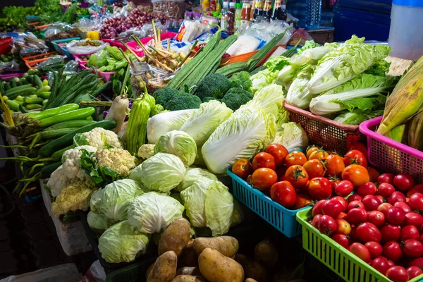 Légumes frais sur un marché fermier Images De Stock Libres De Droits