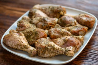 Beyaz çanak tavuk baget, ahşap arka plan