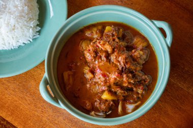 Ahşap masada pirinç ile Sığır massaman köri, Tay gıda