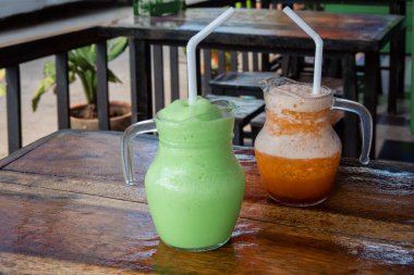 Restaur süt ile buzlu çikolata milkshake ve buzlu yeşil çay