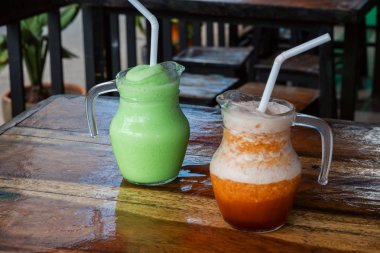 Restaur süt ile buzlu çikolata milkshake ve buzlu yeşil çay