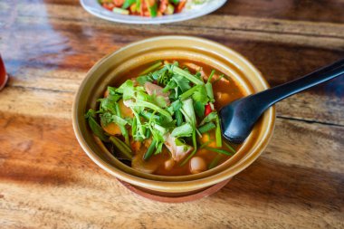 Tay tom Kha Gai, tavuk ve sebze ile Tay çorbası.