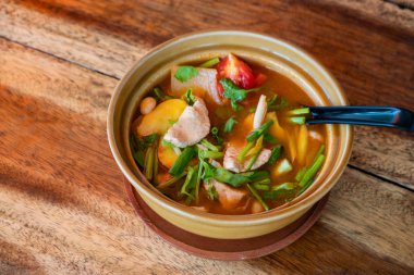 Tay tom Kha Gai, tavuk ve sebze ile Tay çorbası.