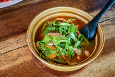 Tay tom Kha Gai, tavuk ve sebze ile Tay çorbası.