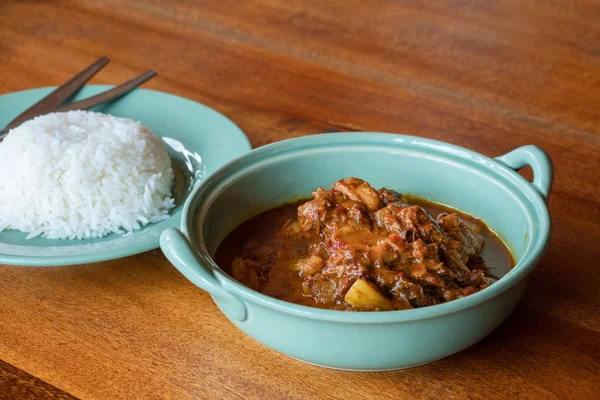 Carne de res masajista curry con arroz en la mesa de madera, comida tailandesa — Foto de Stock