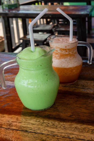 Iced Chocolate milkshake en Iced Green Tea met melk in restaur — Stockfoto