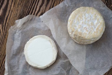 Camembert ve diğer türleri iki Yumuşak fransız peyniri